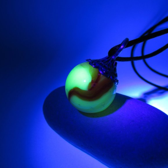 Uranium glass marble pendant - Picture 4 of 11